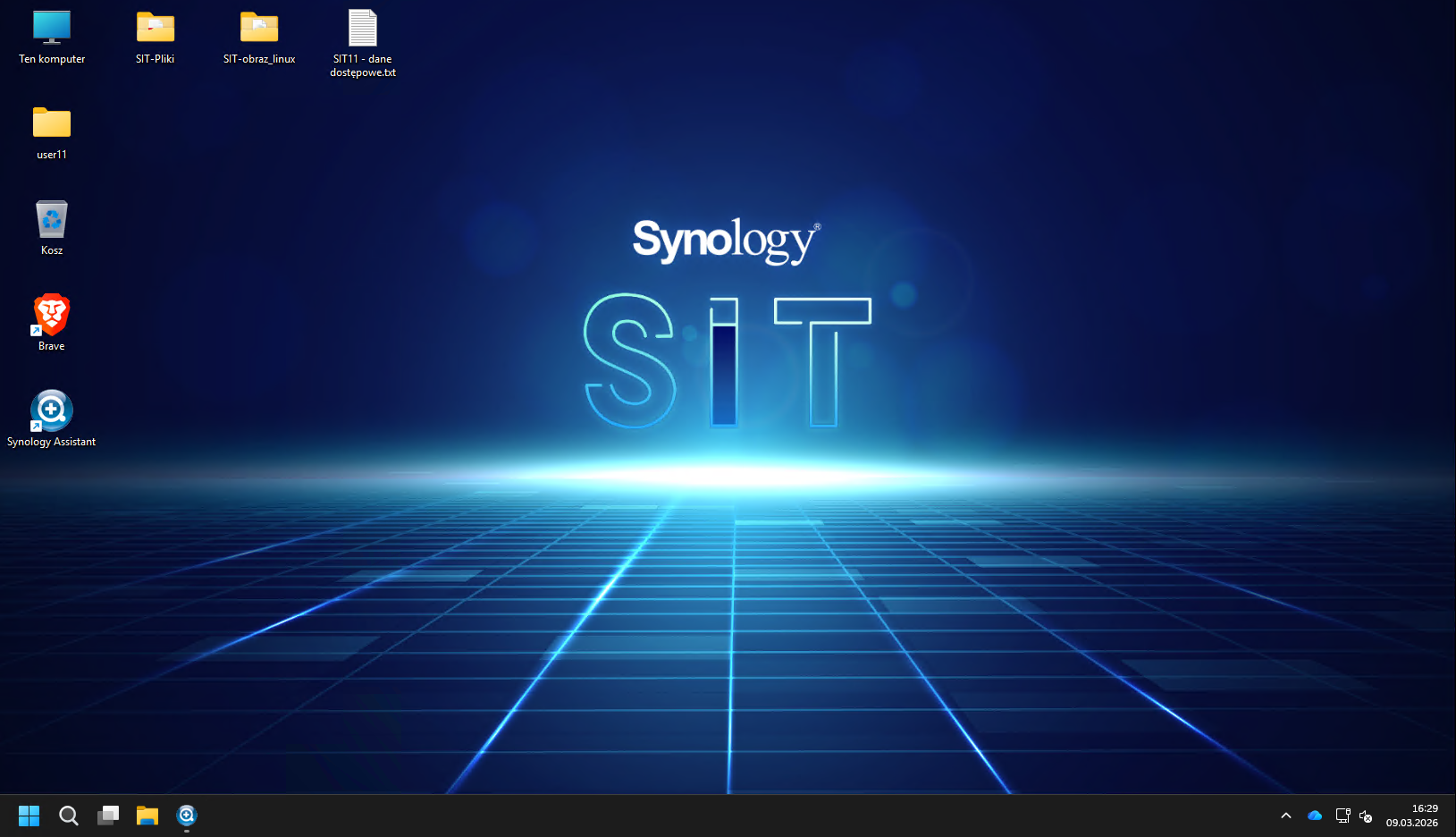 Ekran komputera z pulpitem Synology i logo „Synology SIT”, przedstawiający środowisko szkoleniowe online Synology